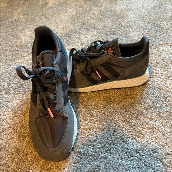 Adidas, size 8, gray casual running shoe, excellent condition! - Picture 3 of 3